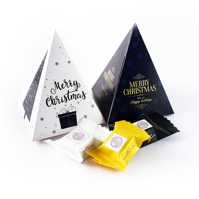 Céges Karácsonyi Ajándék: Színes csokikockák logós piramis dobozban, karácsonyra Karácsonyi Céges Ajándék: Színes csokikockák logós piramis dobozban, karácsonyra