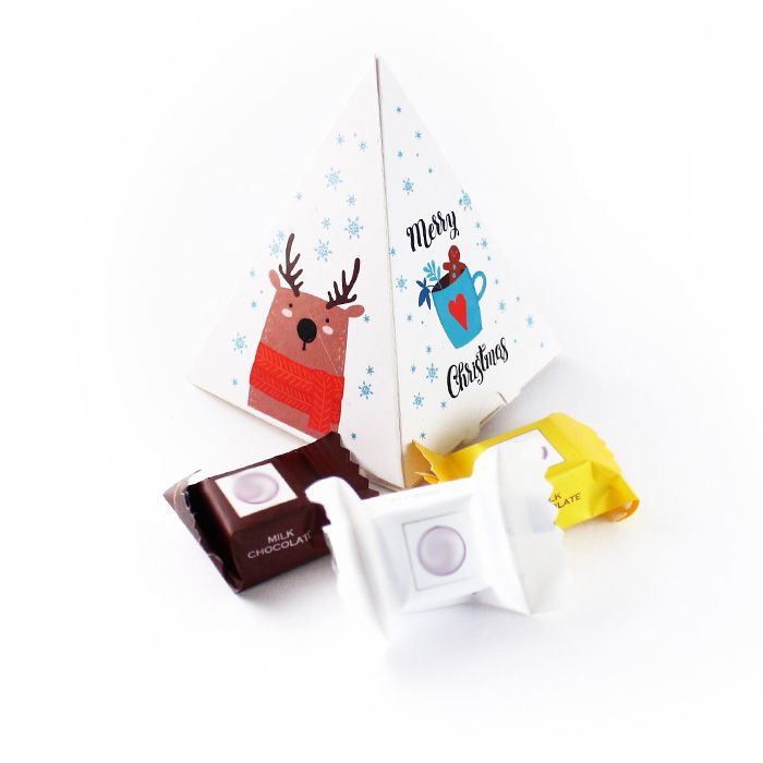 Céges Karácsonyi Ajándék: Színes csokikockák logós piramis dobozban, karácsonyra Karácsonyi Céges Ajándék: Színes csokikockák logós piramis dobozban, karácsonyra