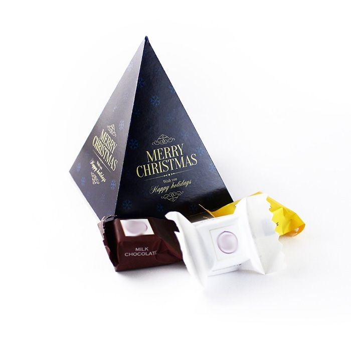 Céges Karácsonyi Ajándék: Színes csokikockák logós piramis dobozban, karácsonyra Karácsonyi Céges Ajándék: Színes csokikockák logós piramis dobozban, karácsonyra