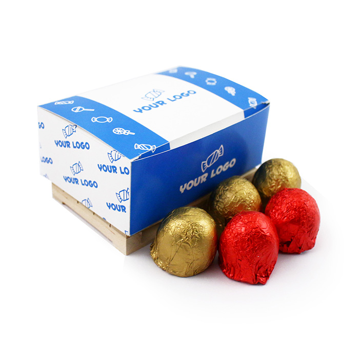 Logózható Reklámcsokoládé: Marcipán ízű golyó (alkoholos töltelékkel) logózott dobozban, mini raklapon