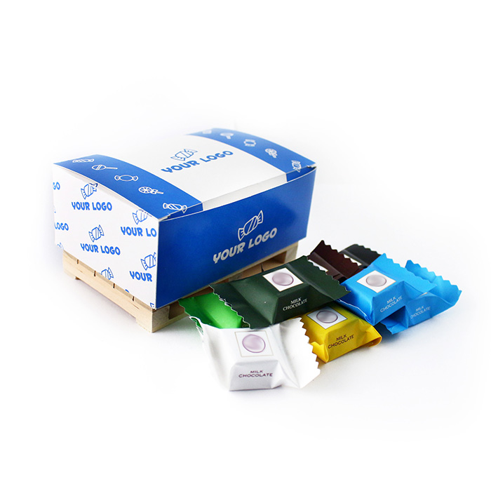 Promóciós Dobozos Reklámédesség emblémázás: Színes csokikockák egyedi dobozban, mini raklapon Céges Reklám csoki: Színes csokikockák egyedi dobozban, mini raklapon