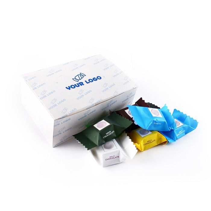 Logózott Reklámcsoki: Színes csokikockák emblémás dobozban